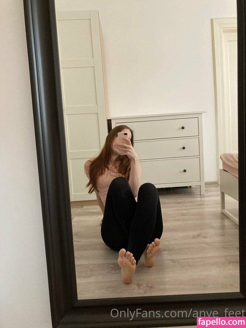anye_feet-3