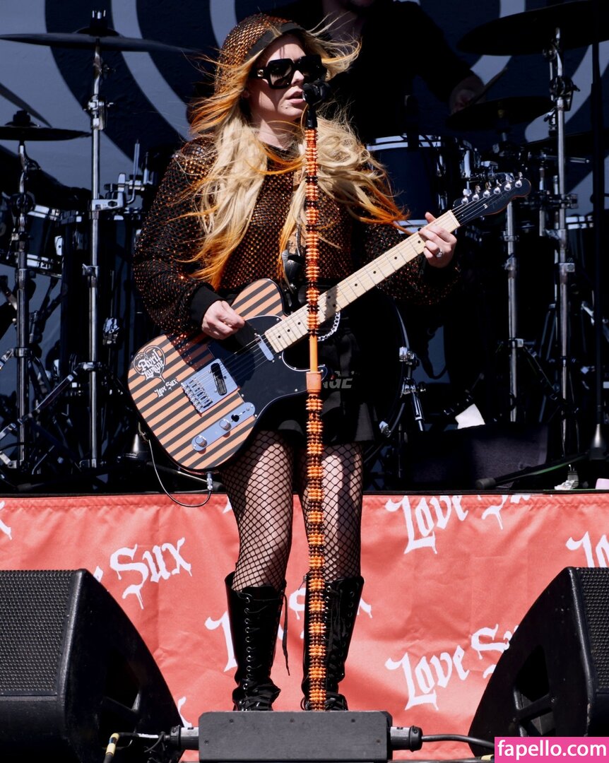 Avril Lavigne-1