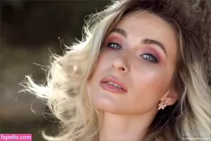 cara-mell thumbnail #1208832