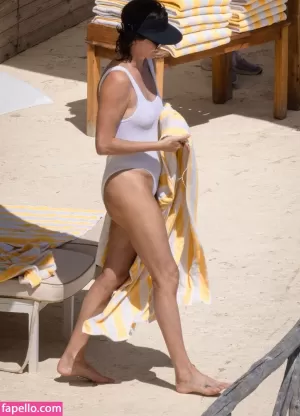 charlize-theron thumbnail #859500