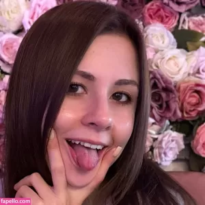 chloe-leafs thumbnail #3598390