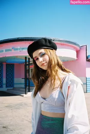 clairo thumbnail #1746233