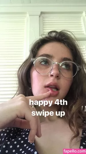 clairo thumbnail #1746237