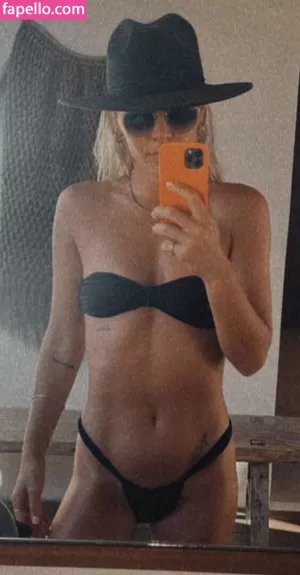 danni-menzies thumbnail #587792