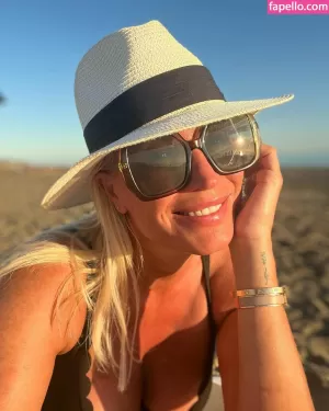 denise-van-outen thumbnail #976765