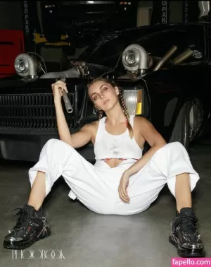 emelia-hartford thumbnail #2832771