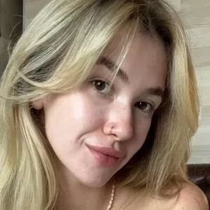 junge-blondine-mit-tattoos thumbnail #6119893