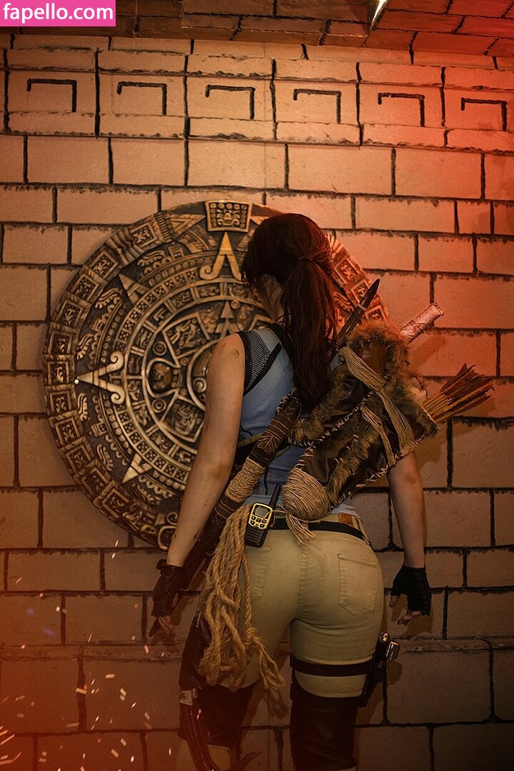 Lara Croft Cosplay-1