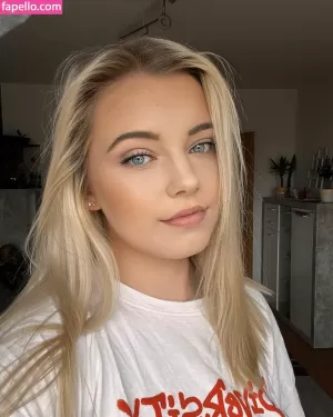 laura thumbnail #1565871