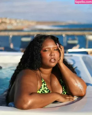 lizzo thumbnail #997697