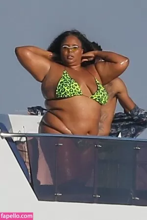 lizzo thumbnail #997694