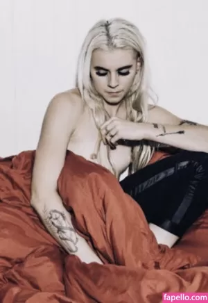 lynn-gunn thumbnail #438939