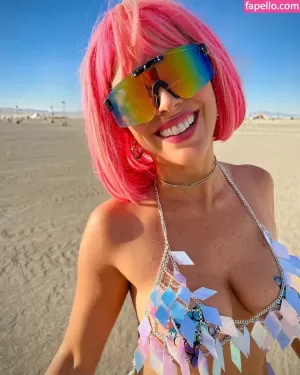 maria-elisa-camargo thumbnail #2049720