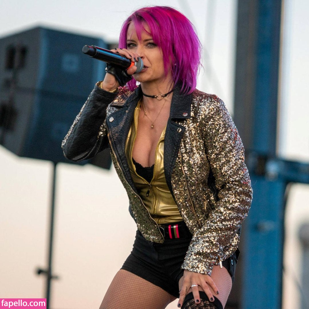 Mia Julia Brueckner-3
