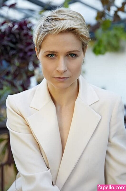 Niamh Algar-3