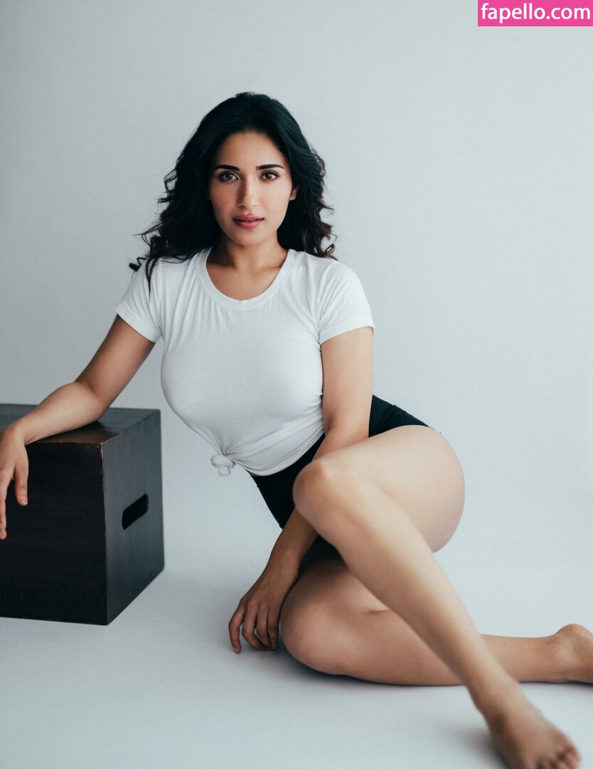 Ruhani Sharma-3