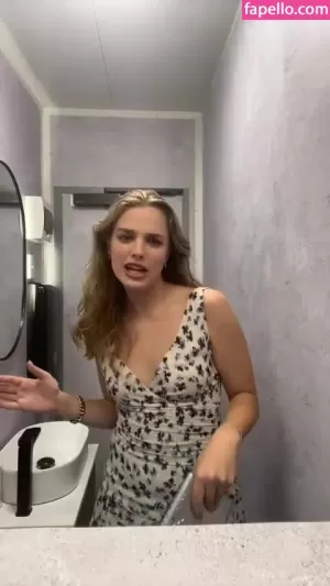 teagan-croft thumbnail #2858843