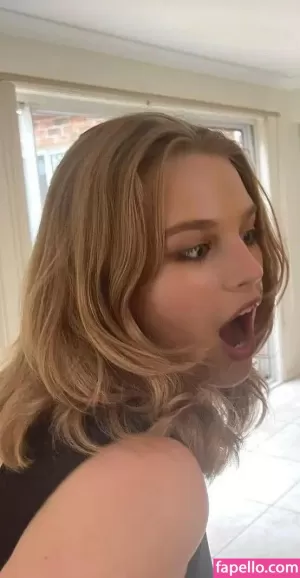teagan-croft thumbnail #2858837