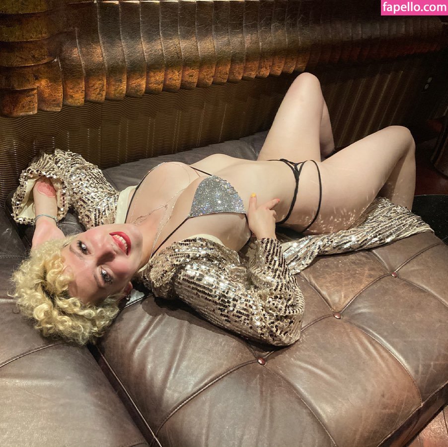 the.divine.devin-2