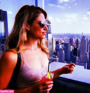 yana-gold thumbnail #757052